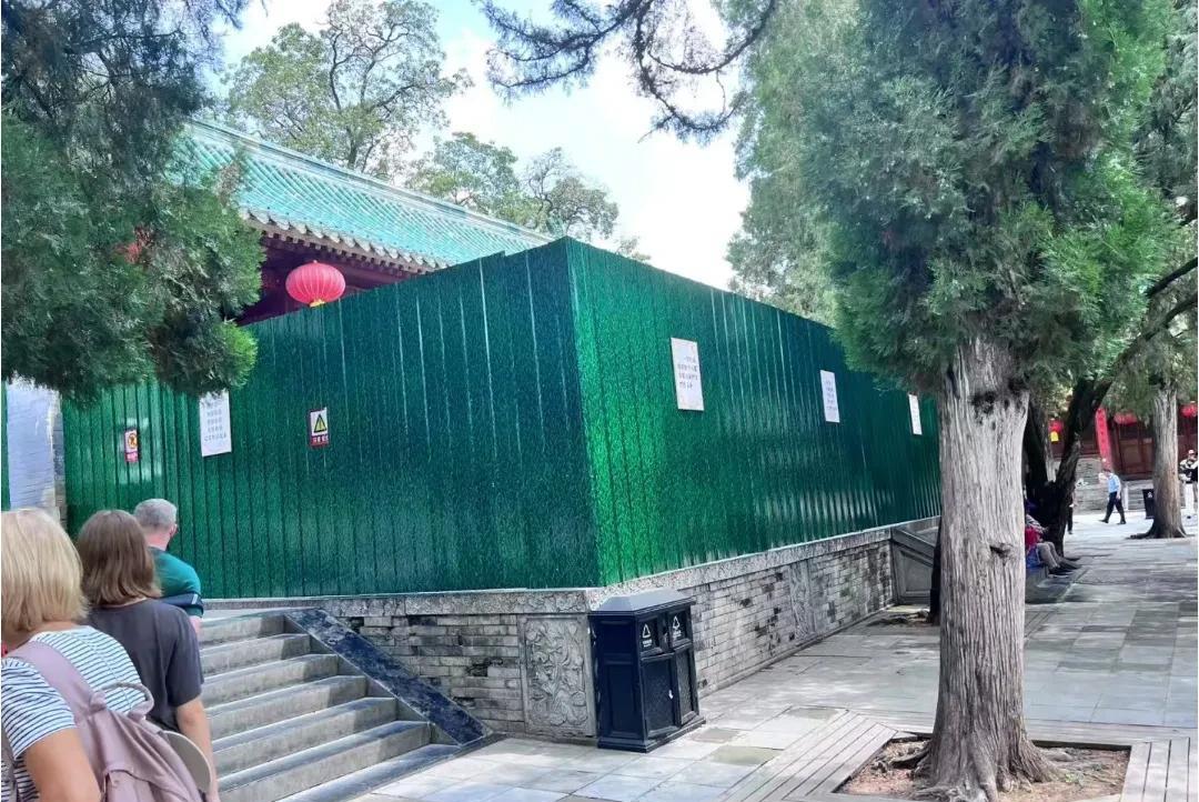 释永信被抓后，少林寺的方丈室被用铁皮围起来，与外隔绝。
至于方丈室有什么，秘密不