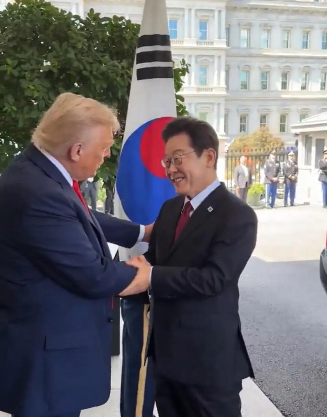 这个难题估计李在明没有胆量答应。
8月25日，特朗普在白宫会见李在明时，提出了一