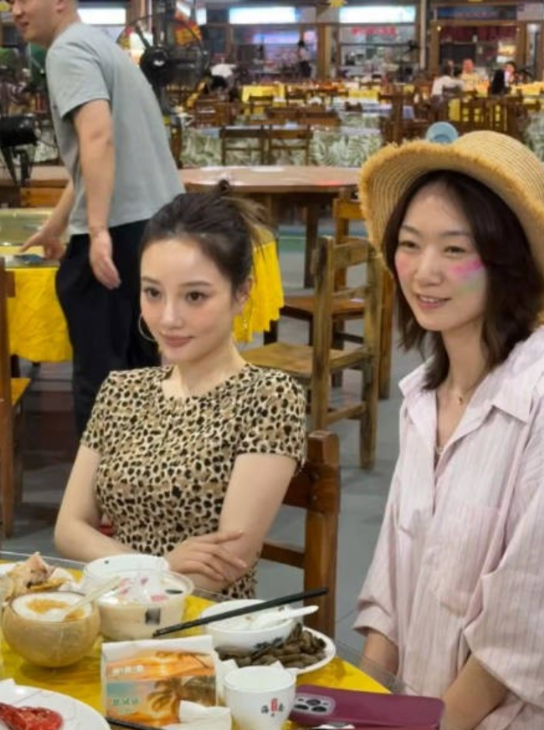 三亚吃饭偶遇李小璐，合照不拒绝看起来很有明星范儿