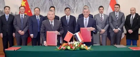 在伊朗和埃及之间，中国为什么选了埃及为突破口？因为伊朗这个国家不光反华，估计还想