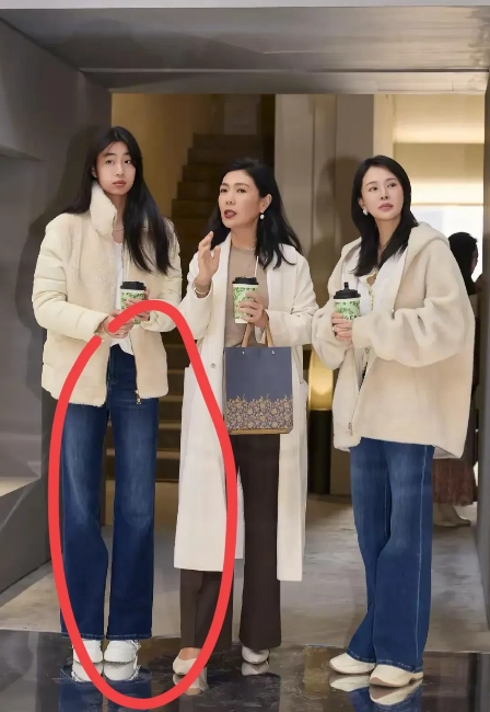 佟大为女儿，引发热议。

3月10日，佟大为一家，冲上热搜，这一次，不是夫妻俩秀