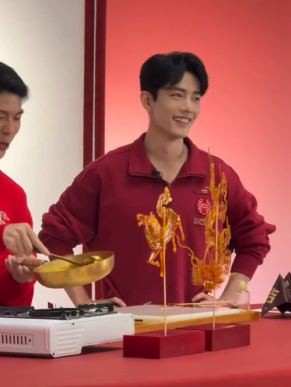 肖战今日直播花絮图🈶 体验各种非遗文化，笑得喜气洋洋好有新春氛围啊！