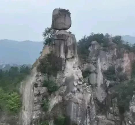 千奇百怪，鬼斧神工，这才是真正的风动石，万年不倒，近看象一位将军，遥望台湾海峡，