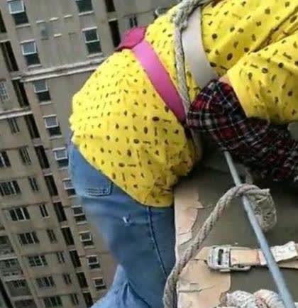 这对夫妻看着年纪轻，男的25岁左右，妻子刚20出头

2025年8月的一天，