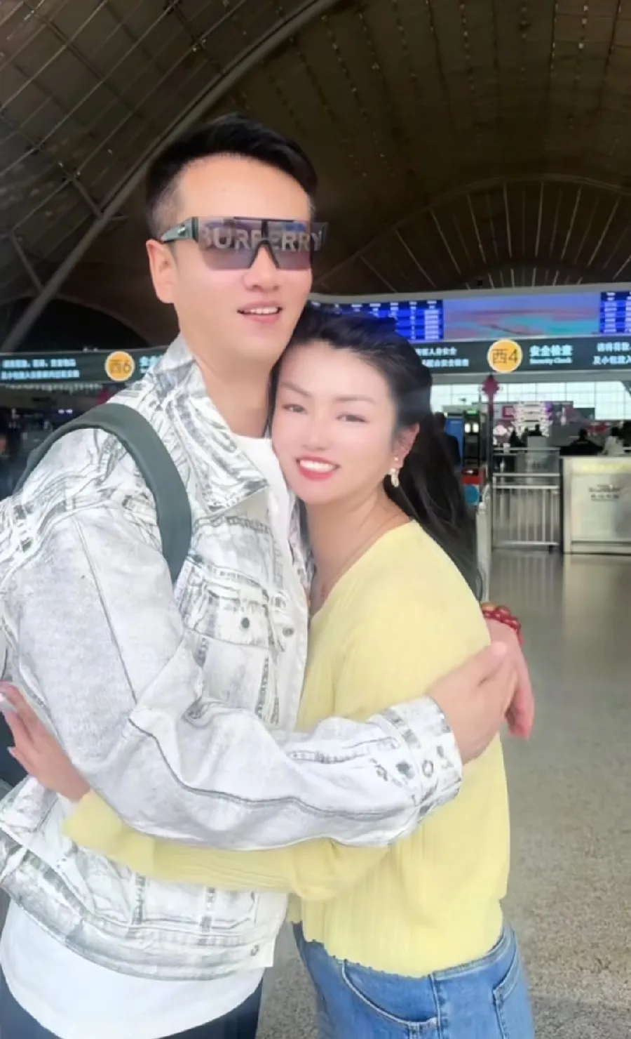 徐子崴结束了武汉的停留，在武汉高铁站和罗娇相拥分别。
分别的画面，让人瞬间觉得徐