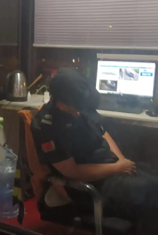 前天就说了一下，同事凌晨两点多打瞌睡被业主拍照发给了队长，然后这位同事被罚款20