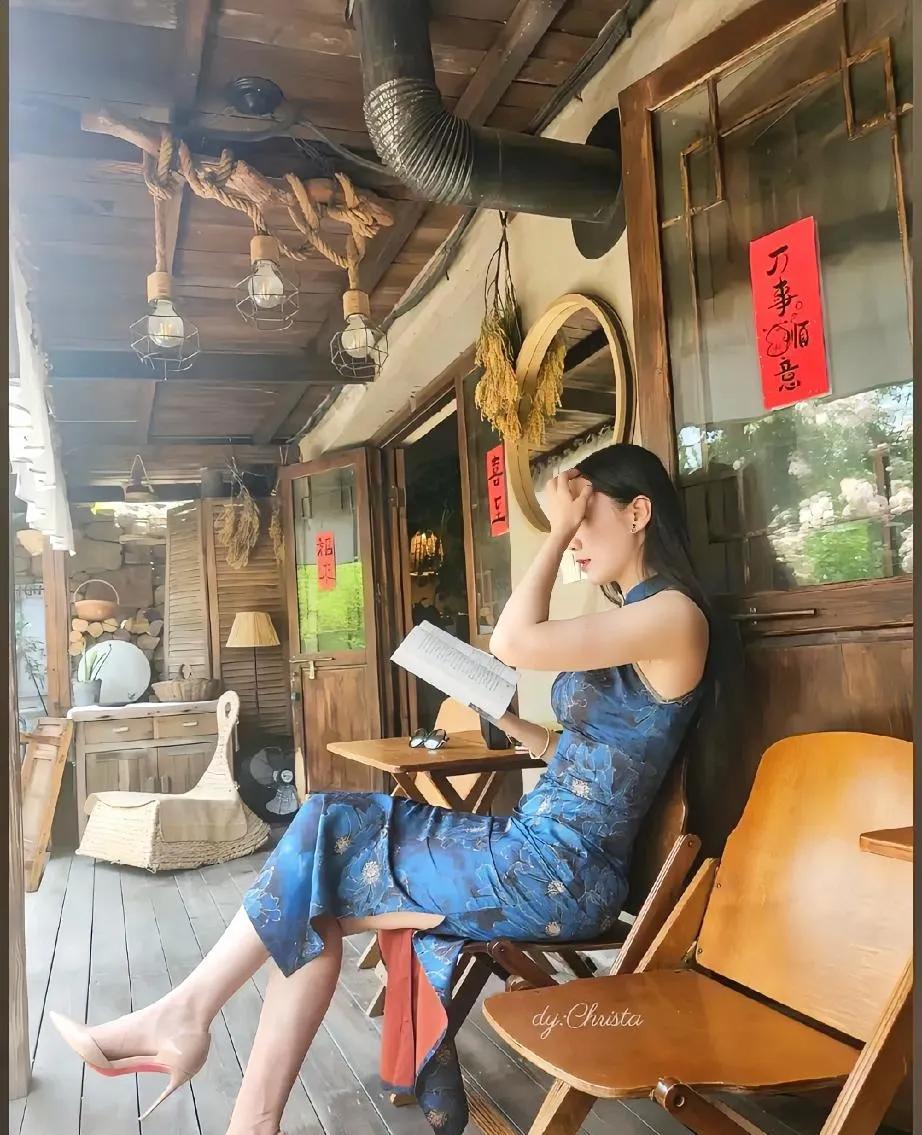 #＃每日穿搭#在喧嚣的世界里，精致女人们如同一片宁静的港湾，让人心生向往。