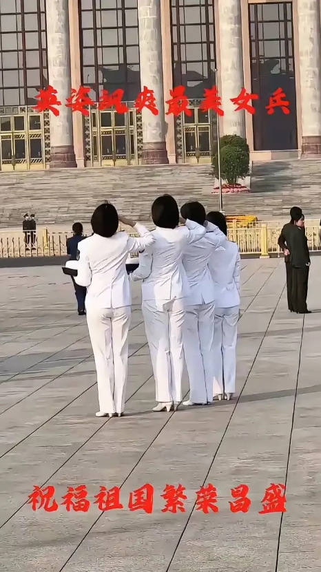 女兵的背影就已经是天花板了！