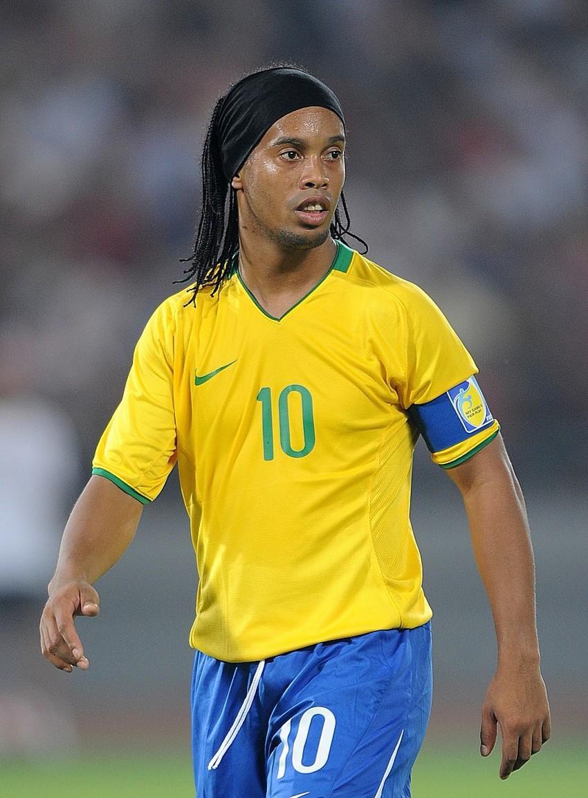 小罗，鲁梅尼格和古利特这三人谁更强一些？
鲁梅尼格
拥1次欧洲杯、3次欧冠、2次