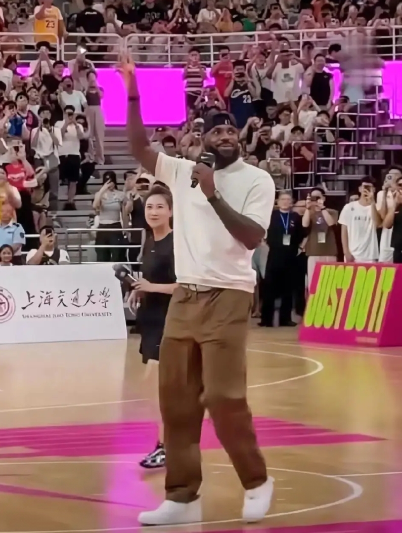 詹姆斯这身穿搭，态度很明确，就是亮个相，不打球。

詹姆斯在上海交大球馆跟球迷见