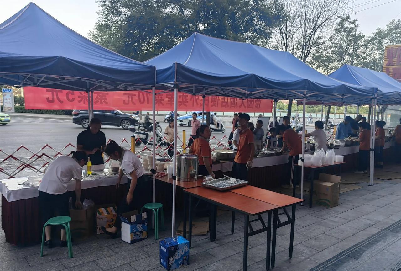 近期，在山西吕梁兴县出差，住到一家酒店，看到傍晚时分和早晨都有酒店的厨房为消费者