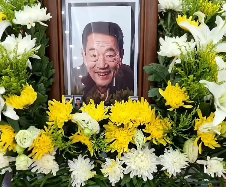 杨少华吊唁仪式如修罗场！杨老爷子94高龄辞世，天津地区视为喜丧，不过老爷子辞世的