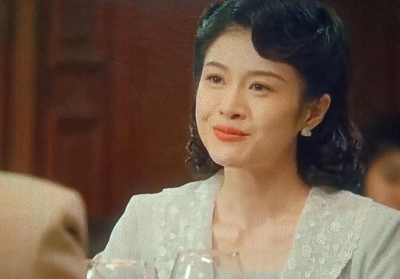 《沉默的荣耀》
聂曦面对阿美和一个外国男人热聊喝酒，在这种情况下，他忍住心痛居然
