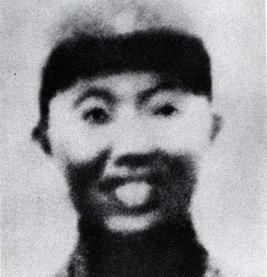 1942年，神枪手王凤麟遭叛徒出卖，被日军围在山上，打到只剩一颗子弹时，他犹豫了