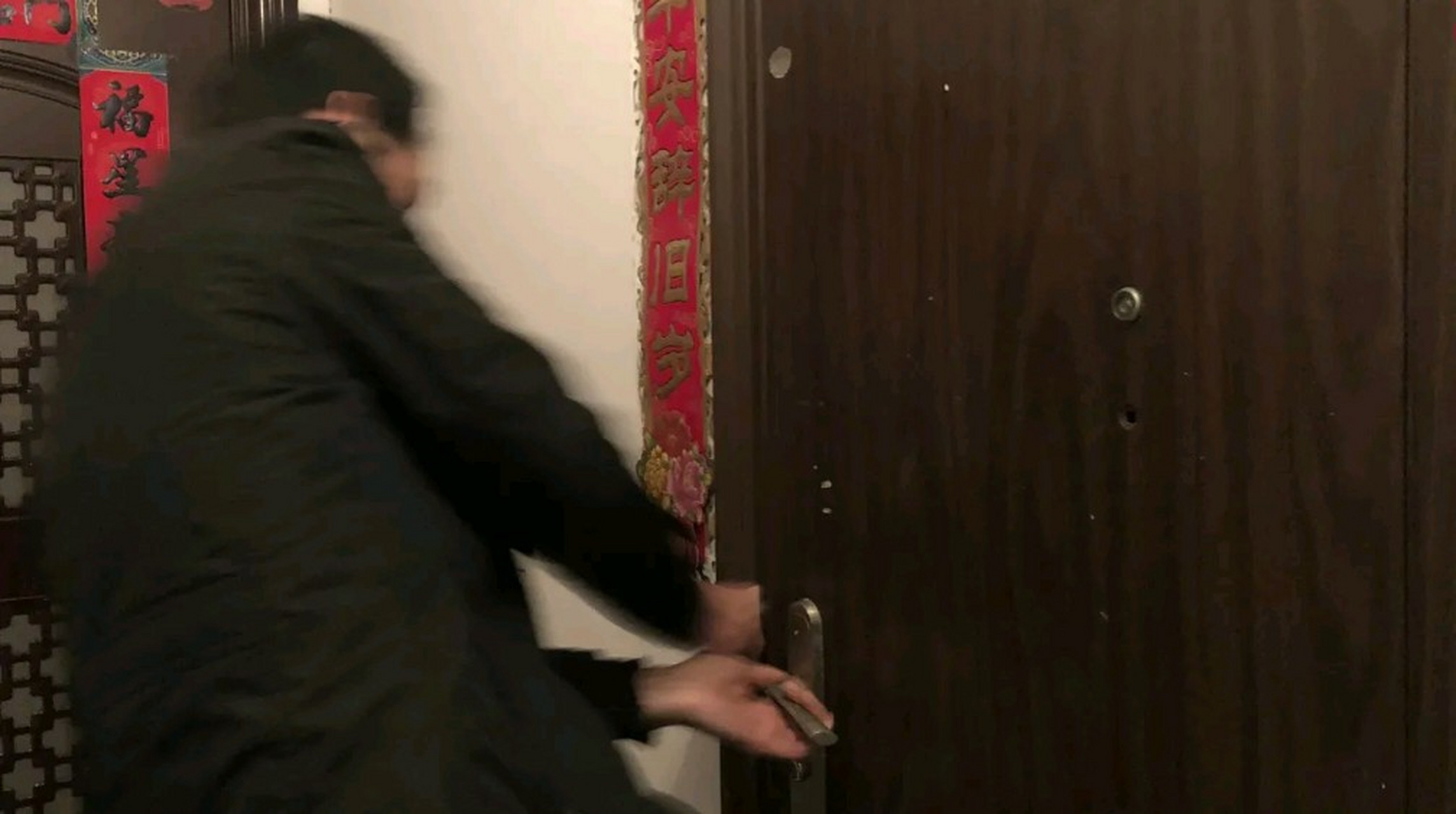 昨晚，我跟丈夫正在整理衣服，我儿子已经睡着了。突然，我们听到有人用钥匙开门。我丈