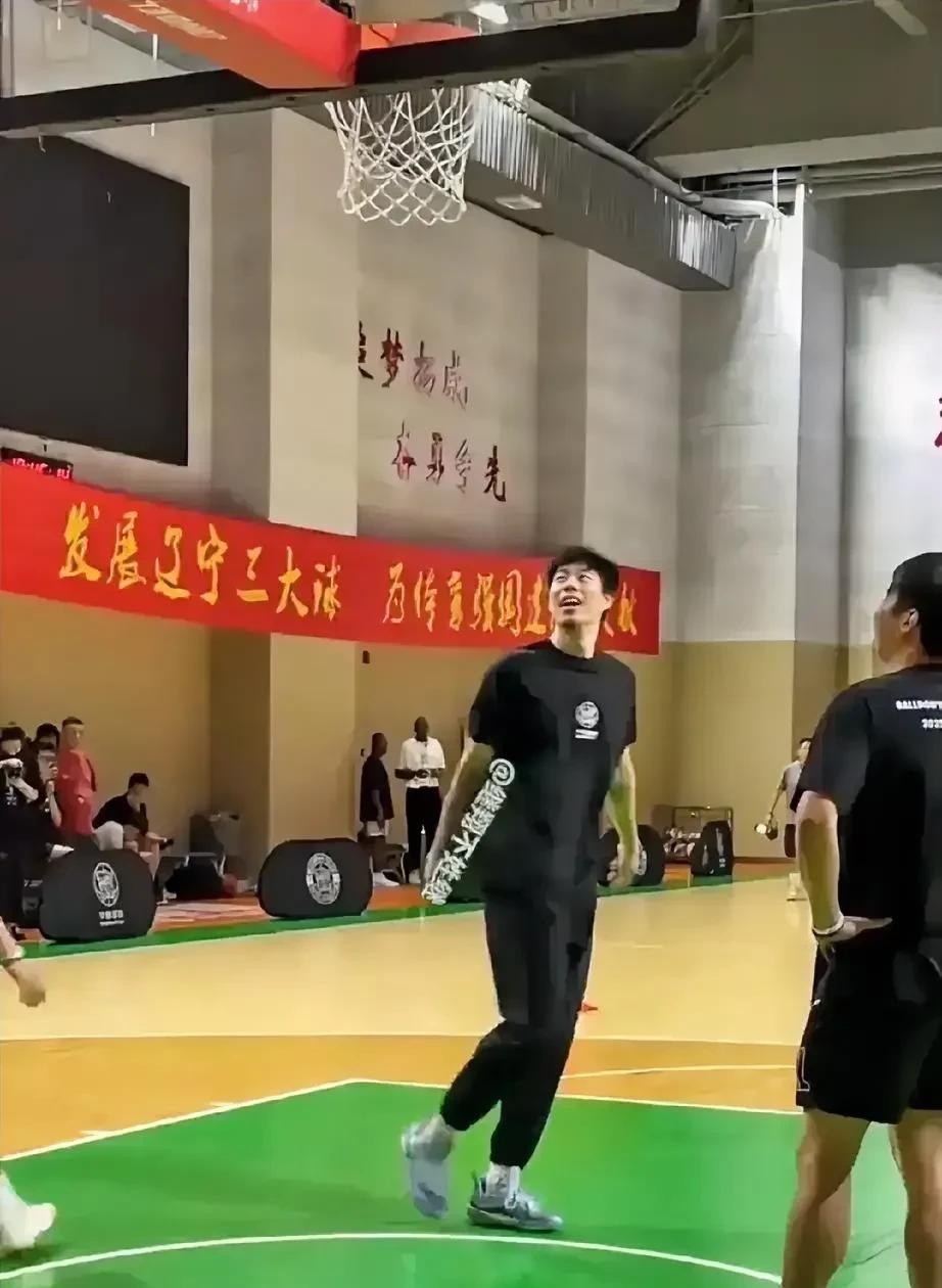 张镇麟现身辽宁体育馆，那些信誓旦旦，拍肿了胸脯说金金转会的人，被啪啪打脸！
据悉
