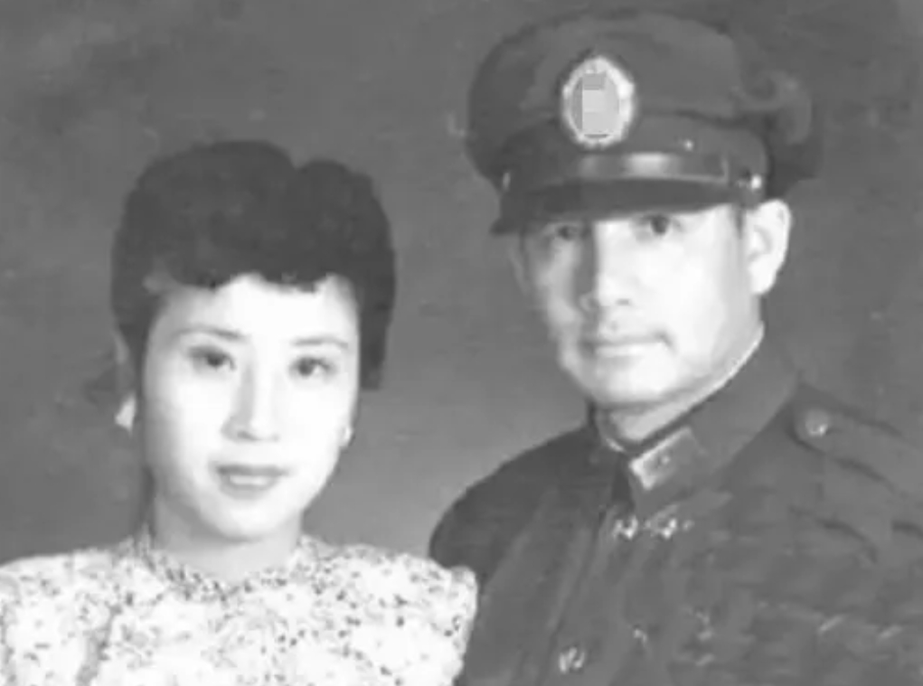 1935年，张灵甫回家后对妻子说：“我想吃饺子。”妻子听后赶忙去割韭菜，岂料，就