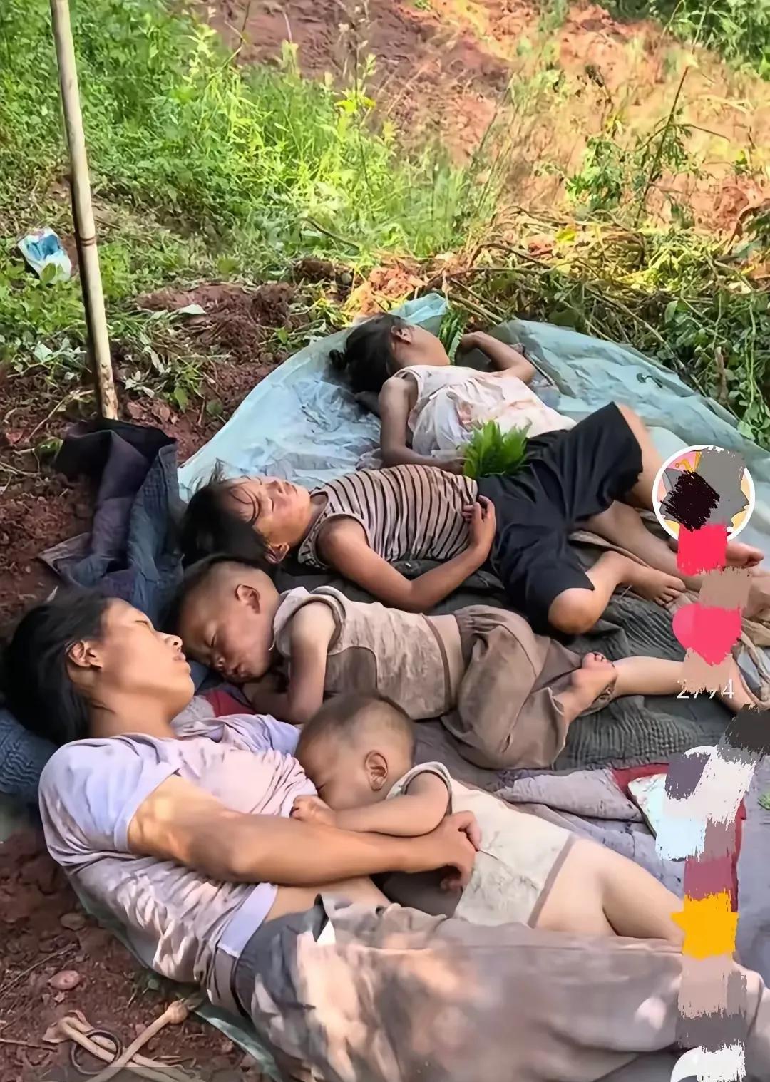 这才是凉山彝族的真实生活！四川凉山，男子一家六口去山上挖土豆，中午挖累了，地上铺
