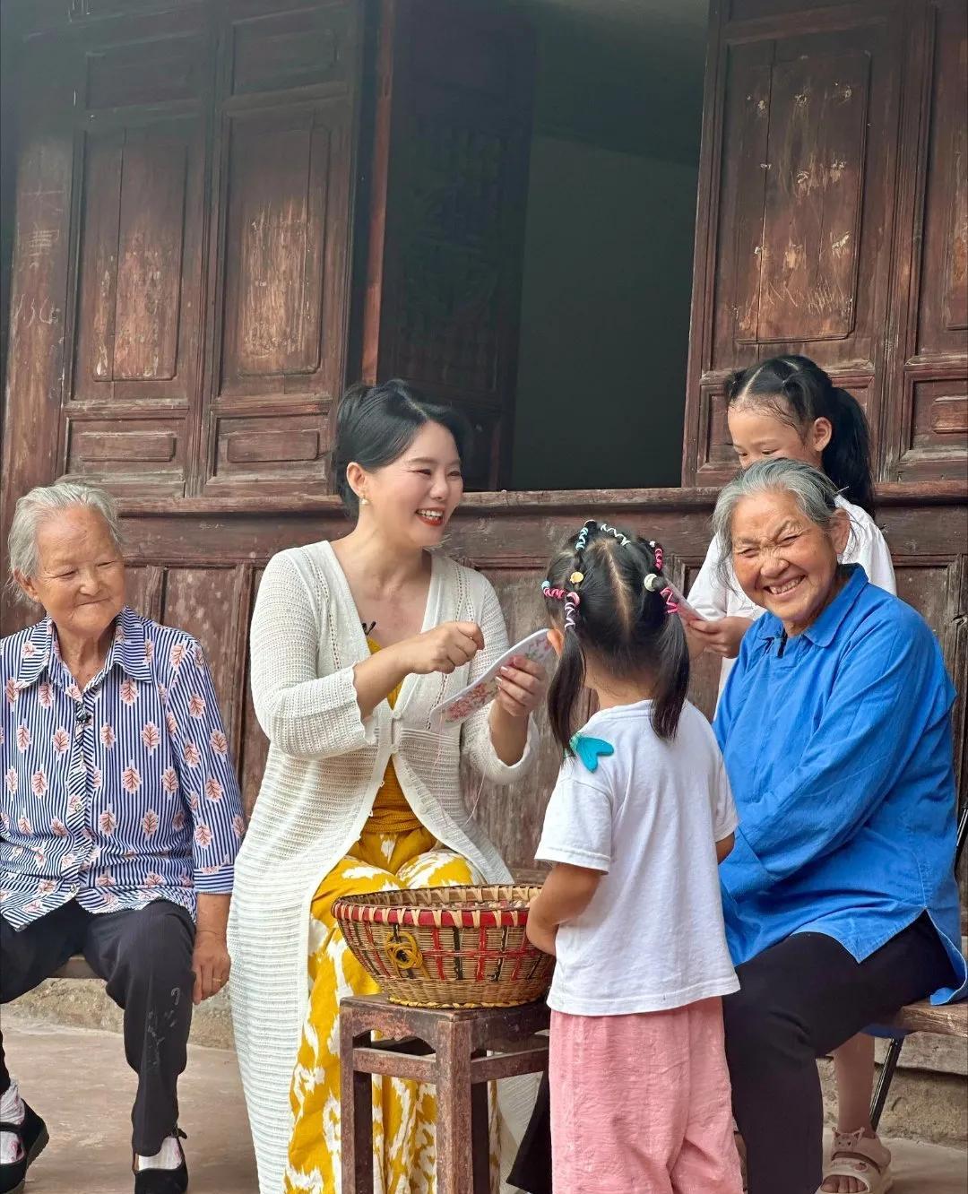 龚琳娜古村采风像过年
8月22日早晨，龚琳娜在社交媒体发文，分享了自己走进四川古