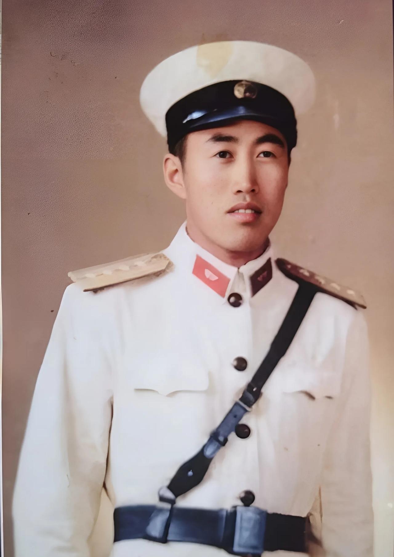#端午纳福#
近日偶然瞧见一张老照片，大概是摄于上世纪五十年代的。照片里是一位解