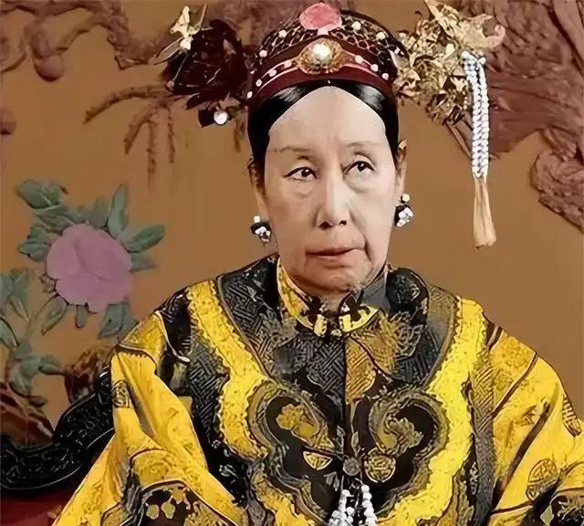 慈禧太后晚年变得疑神疑鬼，对首席军机大臣庆亲王奕诓揽权和贪财很不满，特别是奕诓和