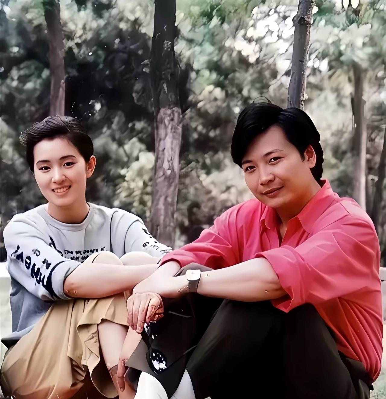 巩俐与表演启蒙老师尹大为古早合影，两人坐在草地上，促膝长谈的画面。
1982年，