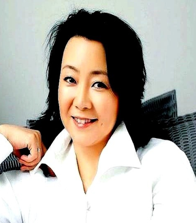 当年拍摄《人世间》时，萨日娜趁着周围没人的时候，把雷佳音拉到一旁，对着他说：“你