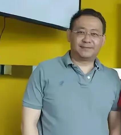 姜文、姜武不仅是知名演员，还是演艺圈里的知名的兄弟！      他俩外貌如相似，