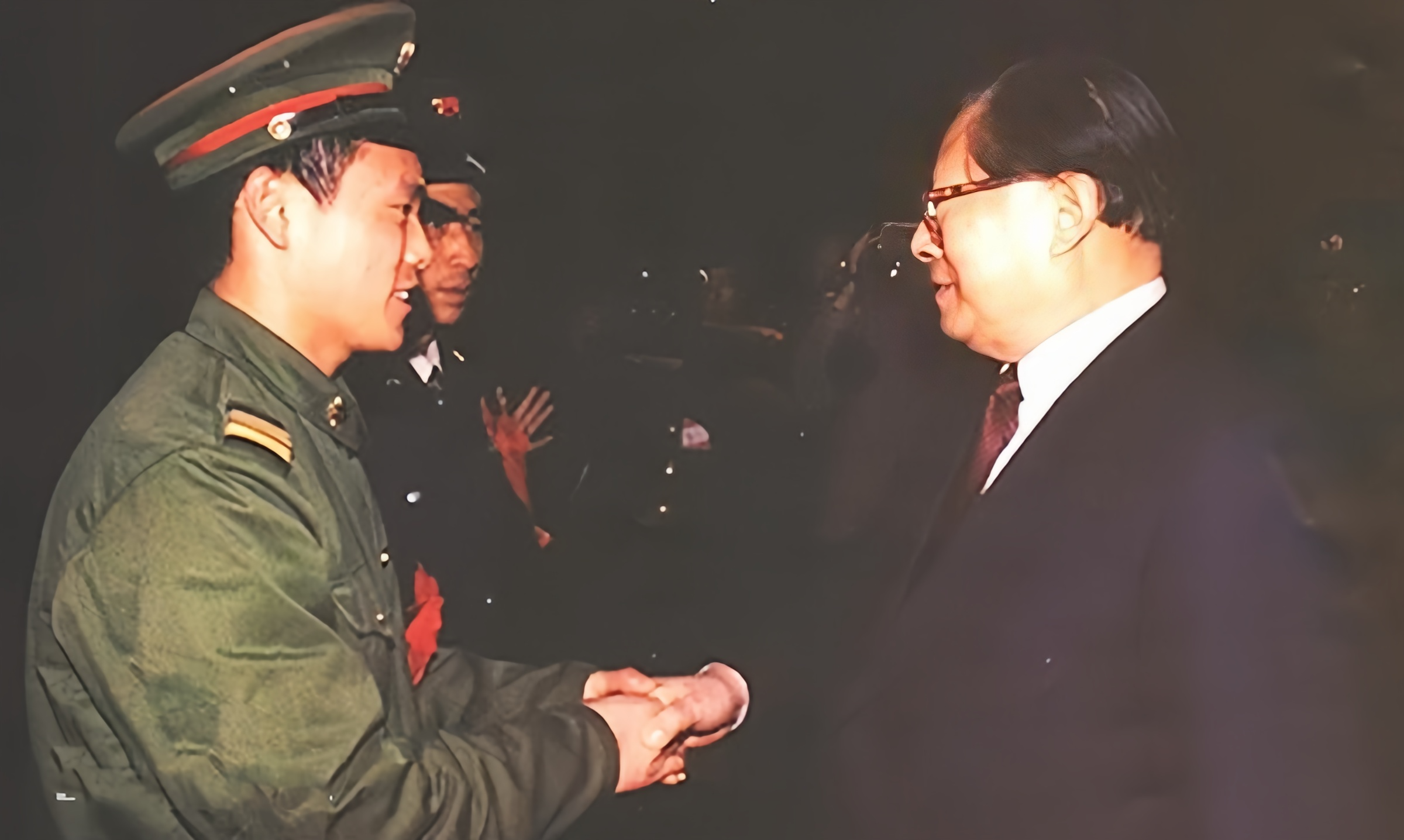 还记得江同志这是在和谁亲切握手吗？他叫徐洪刚，是当年全国人民学习的榜样。为了救一