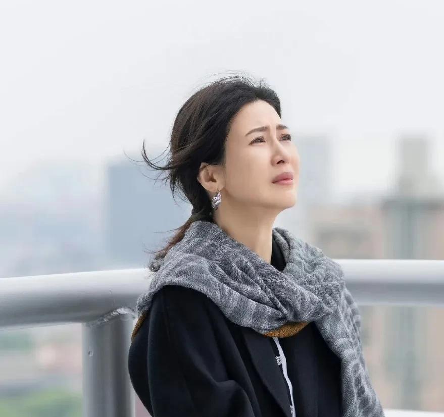 演员童蕾发文，感慨:那天，天台的风一定很大，抱抱你，钟宁，你要坚强，等待光的出现