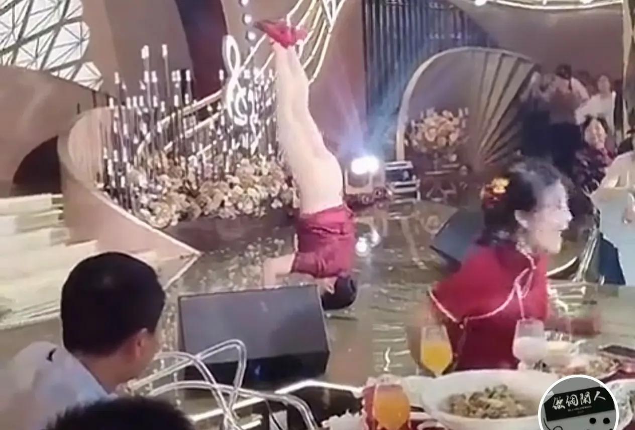 在一家婚宴上，喜婆婆非常高兴，表示要即兴给亲朋好友表演一段才艺，台下的亲朋好友立