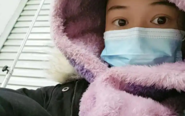患有肺癌的我，在路上捡到一个失忆的男子，骗他说我是他的老婆，男子相信了还一天打七份工养我