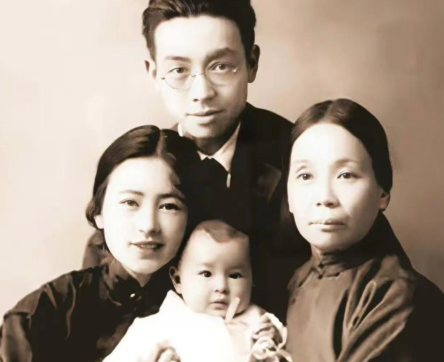 1903年，30岁事业有成的梁启超和17岁的黄花大闺女王桂荃同房，大汗淋漓过后，