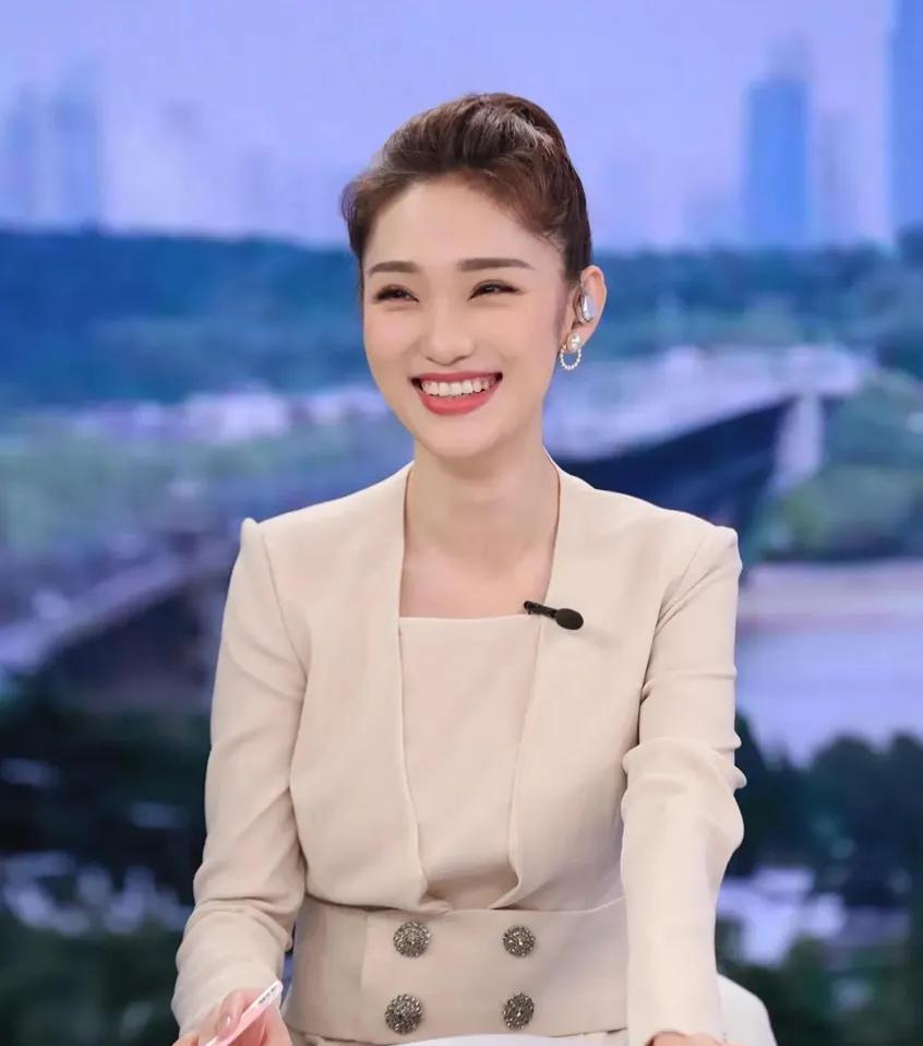 一次节目，记者问蓝羽：“你觉得谢霆锋是什么样的人？”蓝羽机智地说：“我只用三首歌