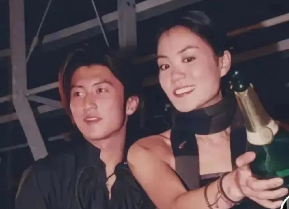 该说谢霆锋深情还是深情呢  他这种性子真不像是高调张扬的人，平时机场拍到他帮王菲