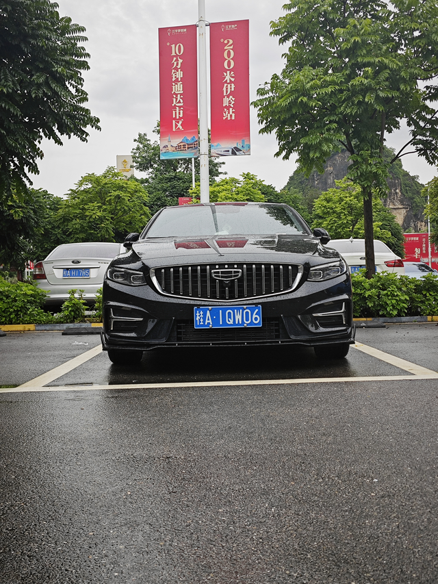 普通的证件照
简简单单的爱车正面照