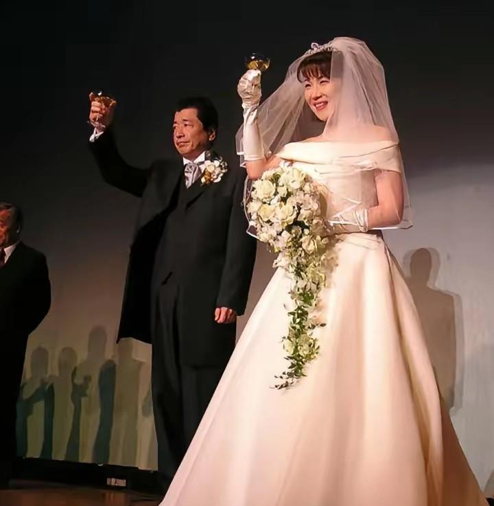 高市早苗也算是晚婚不育呀，她 2005 年嫁给 53 岁的山本拓，那时高市早苗已