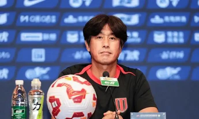 成都蓉城输了比赛，韦世豪也吃到了红牌，成都蓉城主教练徐正源，在比赛结束之后，表示