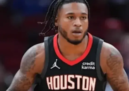 NBA情报局6月28日讯 火箭队的年轻前锋卡姆-惠特莫尔可能要被摆上货架了！名记