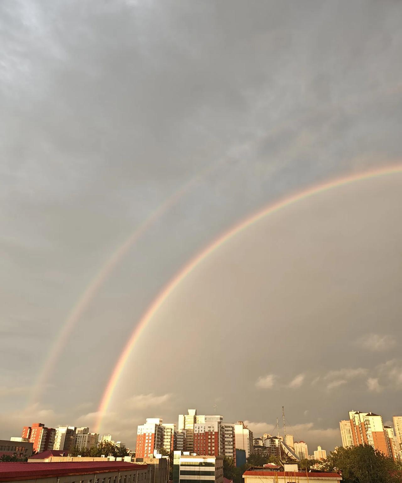 跑了两公里，雨有点密，回来拉伸，西边日落东边雨，竟然看到了双彩虹！#每日生活随手