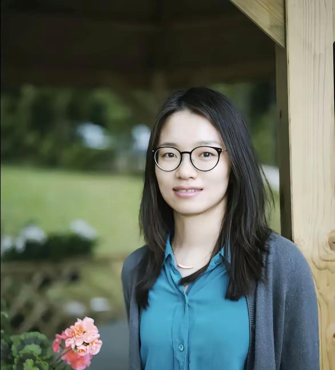 最近北大一场数学讲座可真是炸了锅，教室里里外外全是人。为啥这么轰动？因为连“韦神