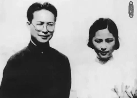 1949年，沈从文喝下煤油割腕自尽，被救下后，他想拉妻子的手，妻子却甩开了。后来