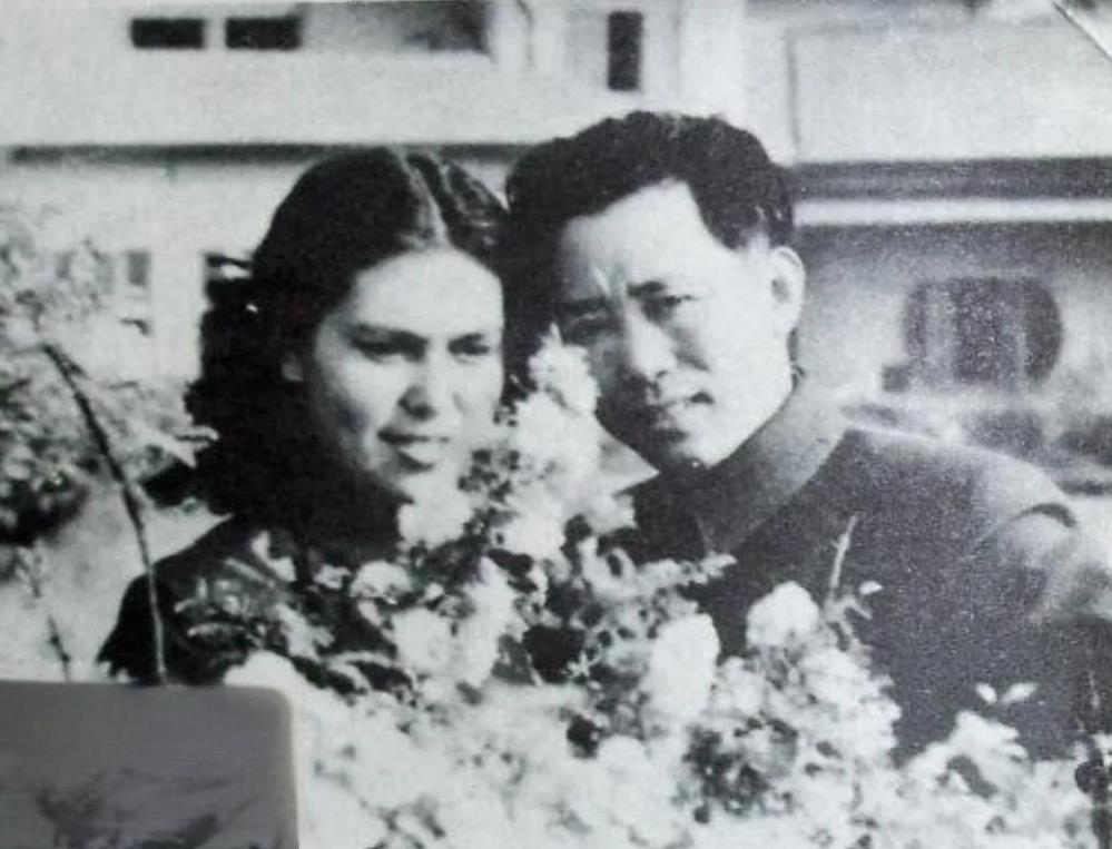 1939年秋天，去苏联学习的刘亚楼，从战友口中得知，自己在延安的妻子凌漪竟然和一