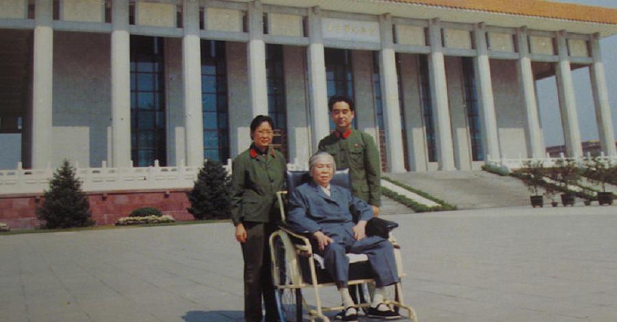 李敏是毛主席和贺子珍的女儿。
根据李敏本人所说。1959年9月，一天，毛主席与李