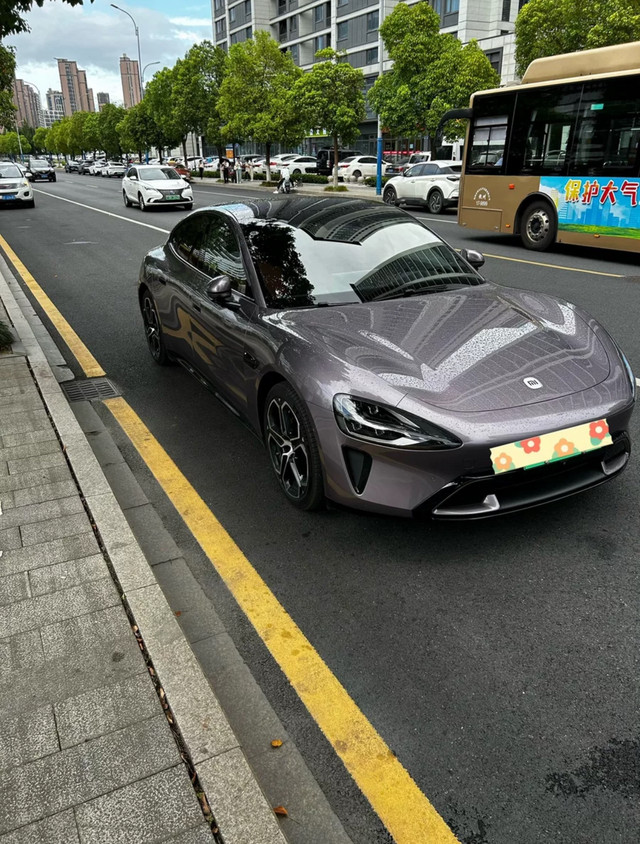 最低配的小米SU7才是真香
说白了，买SU7就是买颜值。
最低配颜值很高，没有激