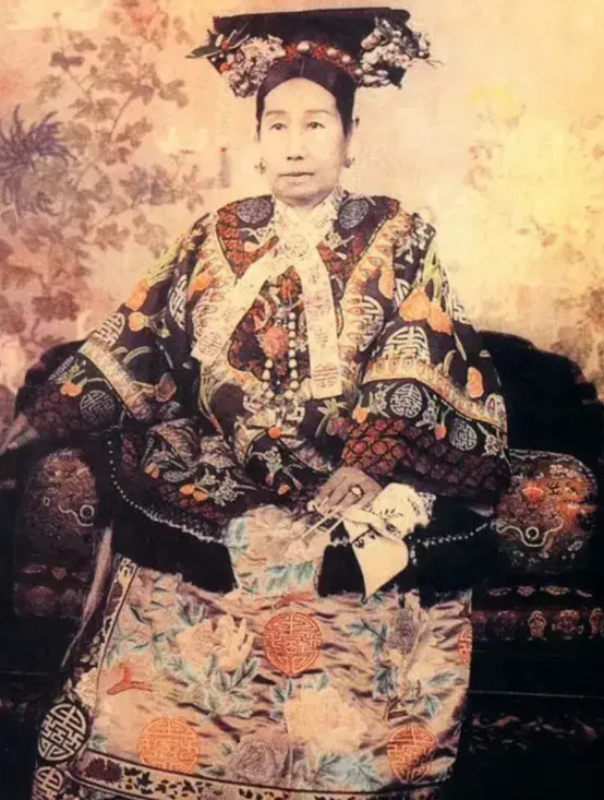 人生若如初见之慈禧
1.慈禧太后在中国近代史上基本被认为是个反面人物，而今时过境