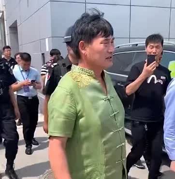 大衣哥朱之文出行越来越有气派了，身穿绿色中式短袖马褂出行的大衣哥，身后跟着好几个