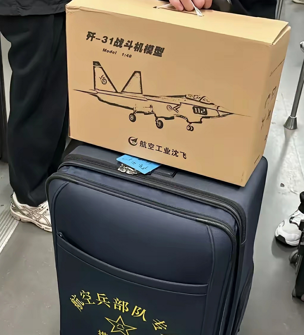 地铁上看到的，爱了爱了，请问哪里可以买的到啊？