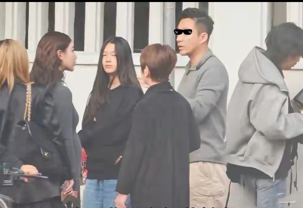 玥儿最新露面照，穿黑衣缅怀妈妈表情哀伤严肃，原来她什么都明白