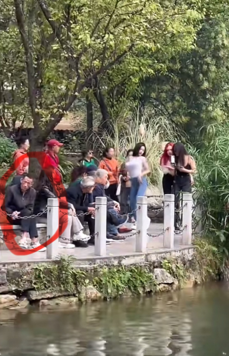 这位大爷是怎么了  ？？？